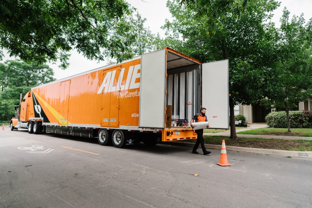 Long distance moving truck