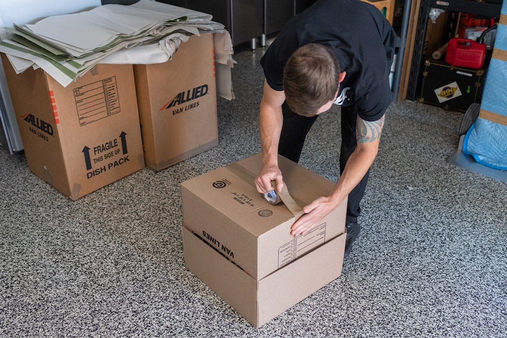 Moving company Atlas worker doing packing.