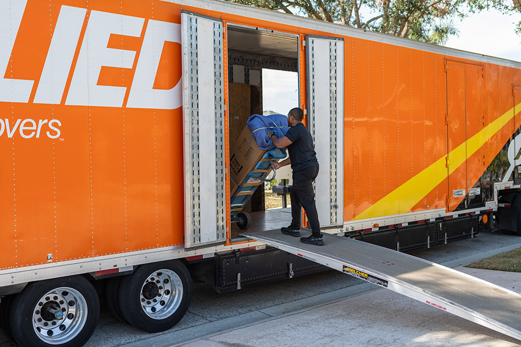 Atlas Allied Truck Moving being full by move workers
